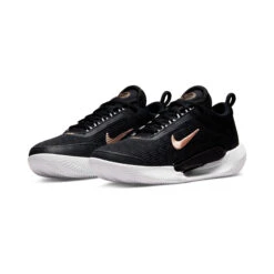 Nike Court Zoom NXT Scarpa Per Terra Rossa Donna - Nero, Oro -Attrezzatura Da Tennis 16598000 000