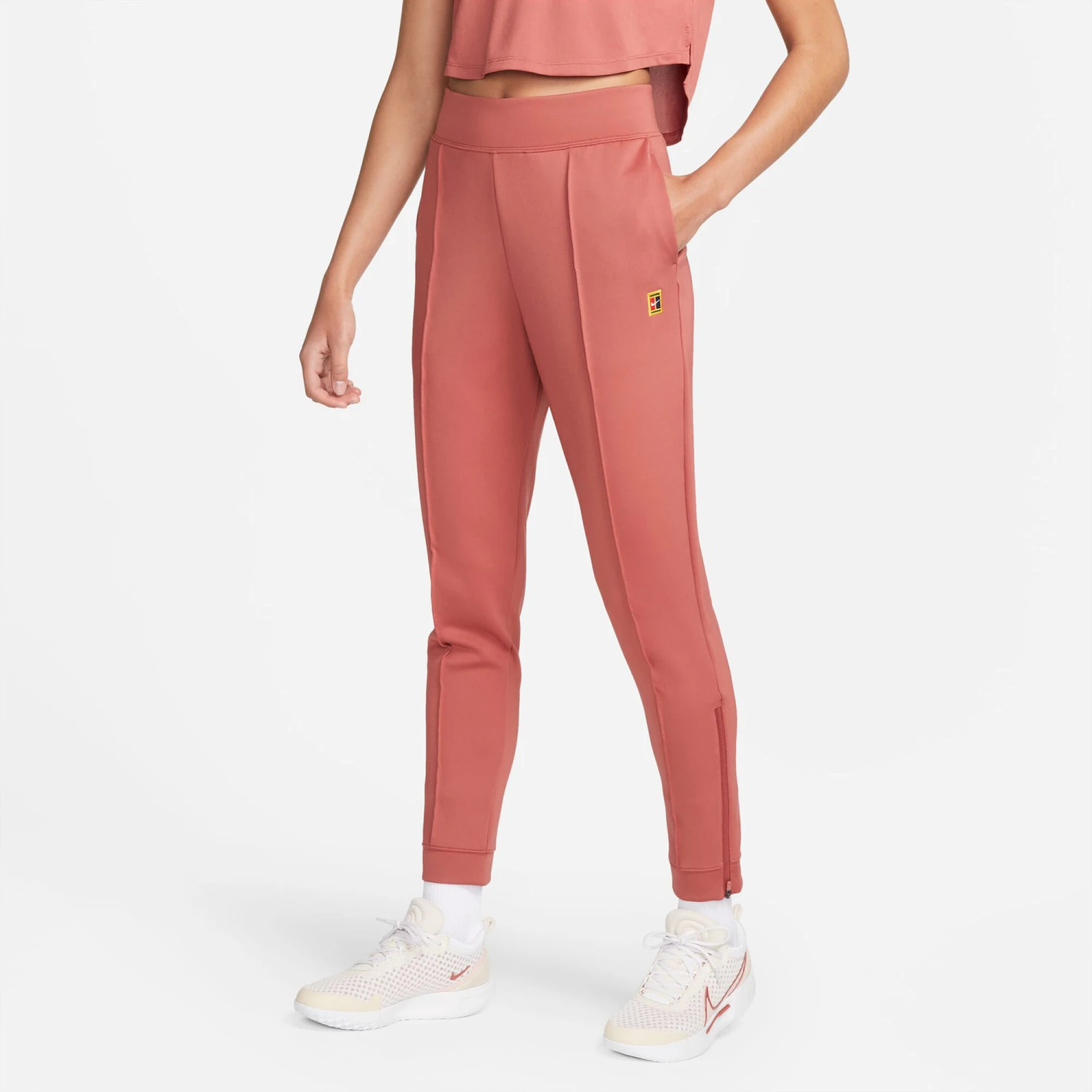 Nike Court Dri-Fit Heritage Knit Pantalone Da Allenamento Donna - Corallo 6 Nike Court Dri-Fit Heritage Knit Pantalone Da Allenamento Donna - Corallo - immagine 4